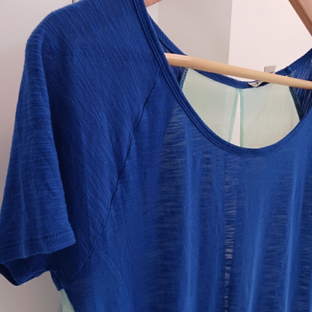Express Scoopneck Split Back Colorblocked Short Sleeved Top - Picture 4 of 10